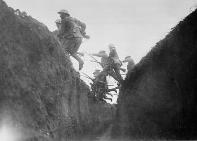 Truppen im Training, springen über einen Graben, 1916-17 von English Photographer